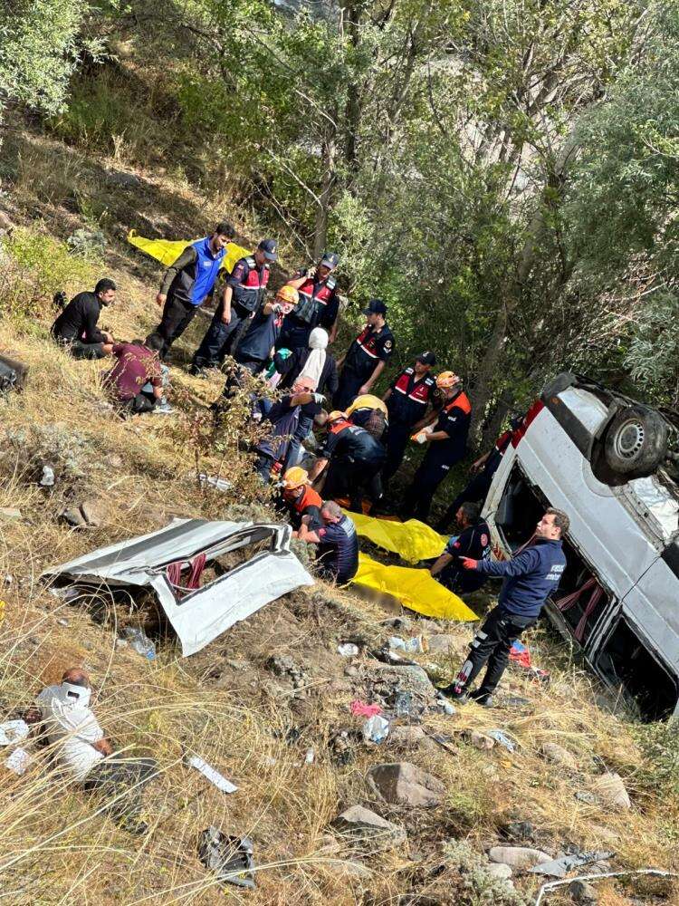 Yolcu minibüsü faciasında ölen 4 kişinin kimliği belli oldu 2